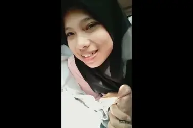 Bokep Jilbab Isap Kuat Dalam Mobil Mewah
